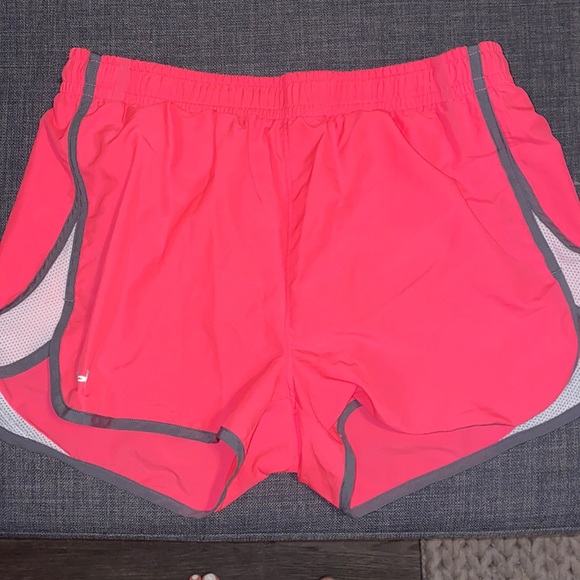 Neon pink under armour shorts - Picture 2 of 3